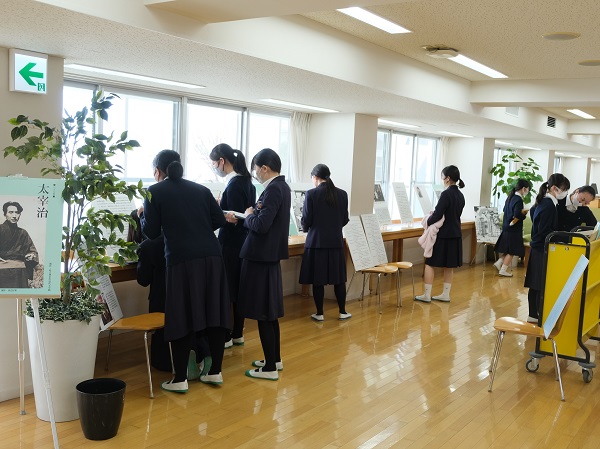 図書館でミニ「太宰治展」を開催
