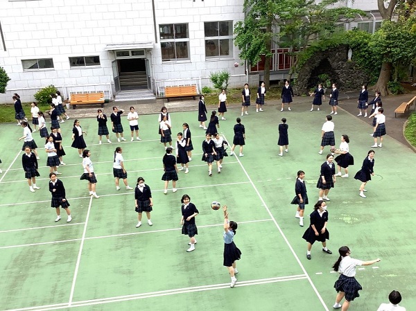 満員の休み時間の中庭 