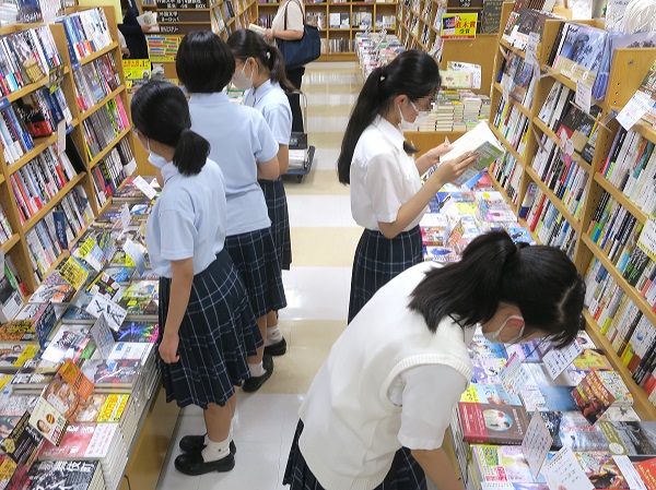 図書委員会　選書ツアー